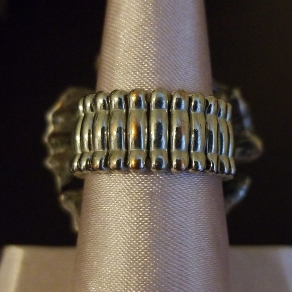 Stretchable flower ring with red stone - Picture 4 of 4